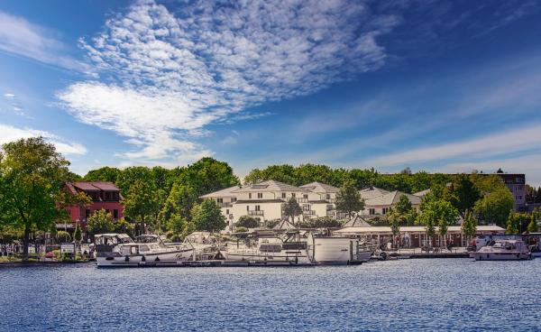 写真にはレーベル市にあるLakeview Röbel - Penthouse Am Hafen Röbelが写っています。