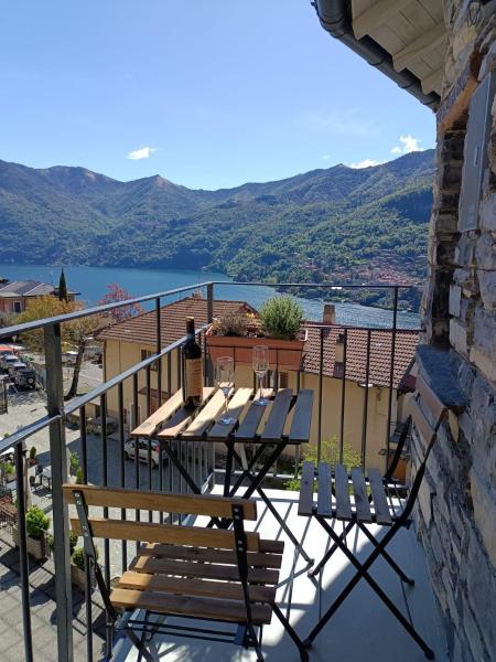 Auf dem Foto ist das Objekt Piazzetta House Stunning Lake View Welcome Cocktail at Il Baretto in der Stadt Moltrasio zu sehen.