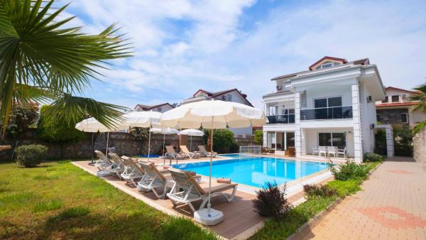 Na zdjęciu widoczny jest obiekt Oludeniz, Fethiye Luxurious and Peaceful Villa with Children Pool położony w mieście Ahatli.