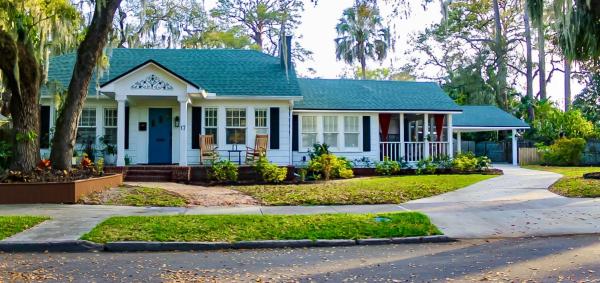 På bildet vises objektet The Moody Manor -Luxurious Home Recently Renovated Close to Beach and Downtown som ligger i byen St. Augustine.