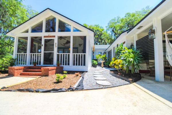A la foto es mostra l'objecte The Mini Moody - Luxurious Home Recently Renovated Close to Beach & Downtown situat a la ciutat de St. Augustine.