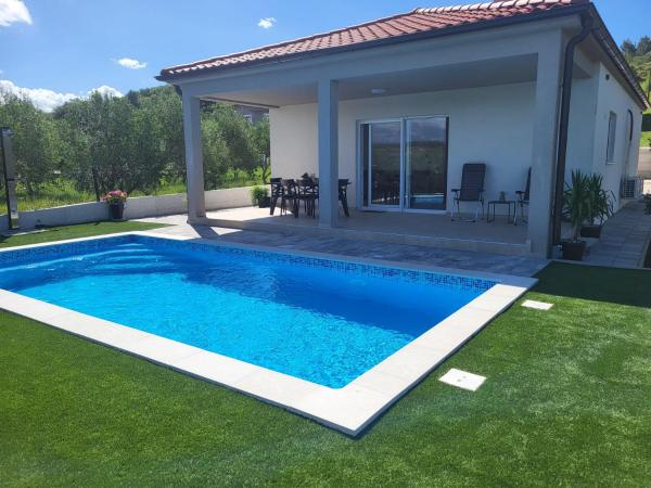 A la foto es mostra l'objecte Villa Boni situat a la ciutat de Krneša.