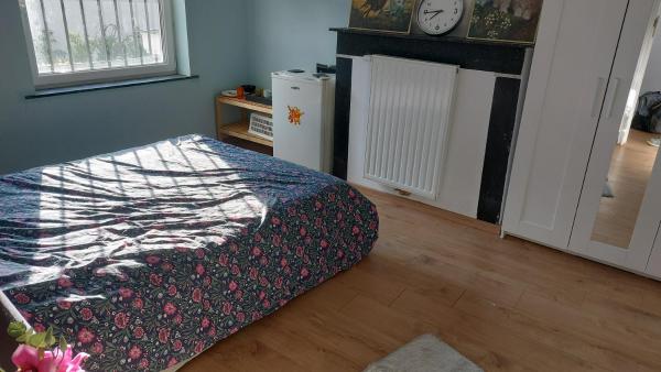 Chambre confortable avec un lit double à schaerbeek cle bleu, Брюссель