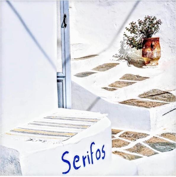 Auf dem Foto ist das Objekt Per seas in der Stadt Serifos Chora zu sehen.