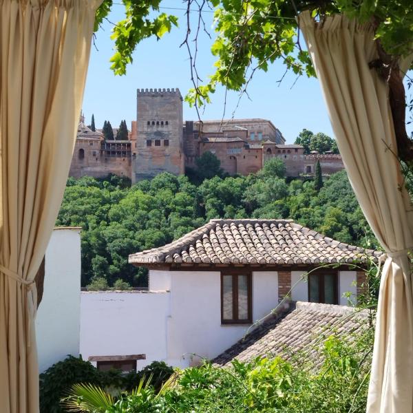 Na foto é possível ver o objeto Suite Comares localizado na cidade de Granada.