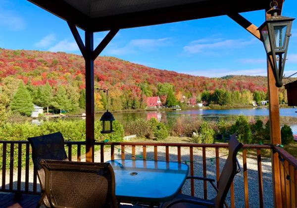 The photo shows the Charmant chalet du Lac Paré located in the city of Grande Vallee.