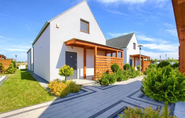 Stunning Home In Mrzezyno With Swimming Pool - Poland