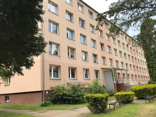 Auf dem Foto ist das Objekt Dom Studenta Pod Jeleniem in der Stadt Siedlęcin zu sehen.