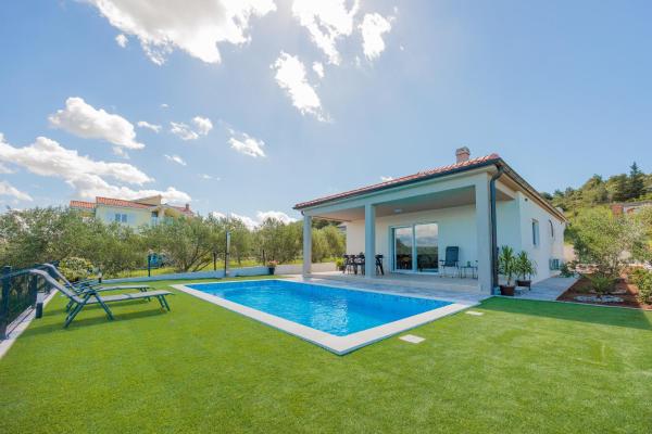 A la foto es mostra l'objecte Holiday Home Bonato with pool situat a la ciutat de Krneša.