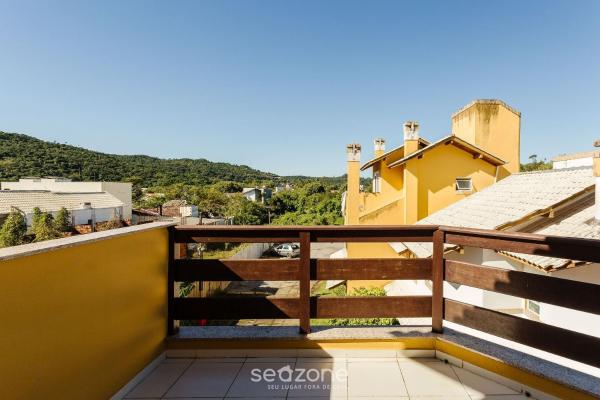 På billedet ses objektet Casa em condo com piscina, a 300m da praia ALI024 beliggende i byen Florianópolis.