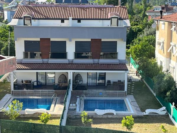 На фото показан объект Villa Isra 5 plus 1 Bedroom Villa Private Pool and Garden, расположенный в городе Анталья.