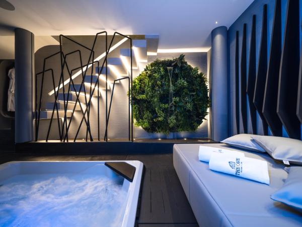 På bilden syns objektet THE CAVE Suites SPA som ligger i staden Vieste.