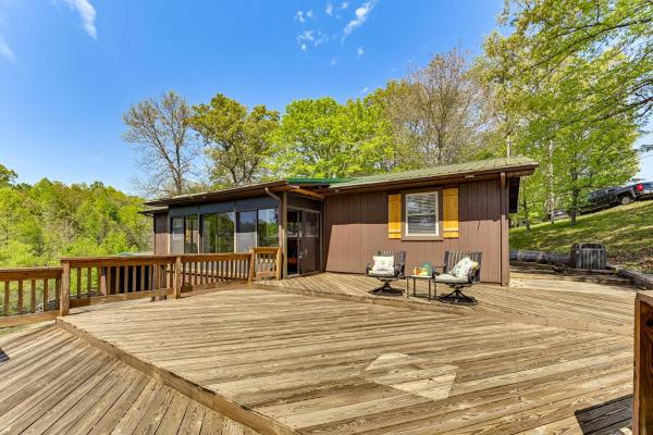 På bildet vises objektet Gray Vacation Rental with Deck and Pond Access! som ligger i byen Corbin.