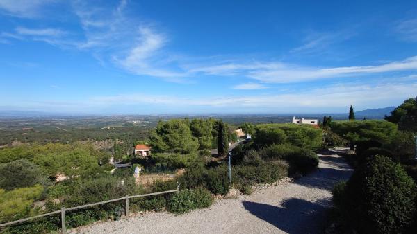 A la foto es mostra l'objecte Villa Floralys situat a la ciutat de Oms.