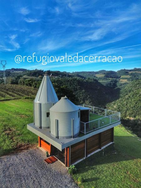 写真にはNova Pádua市にあるRefúgio Vale da Cerraçãoが写っています。