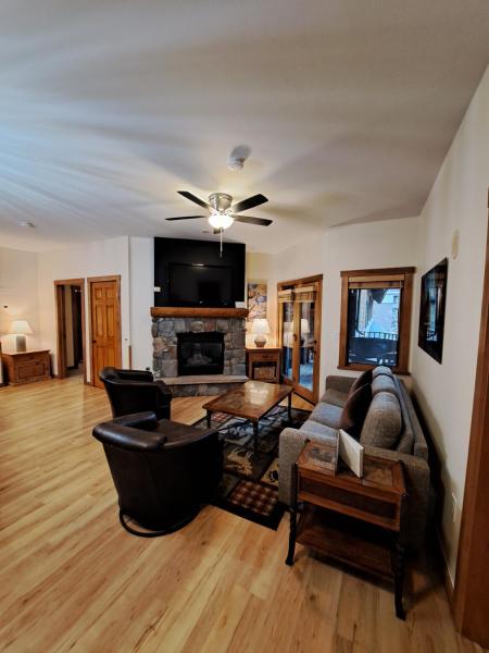 Na zdjęciu widoczny jest obiekt Beautiful 2BR in River Run - Kids Ski Free! condo położony w mieście Dillon.