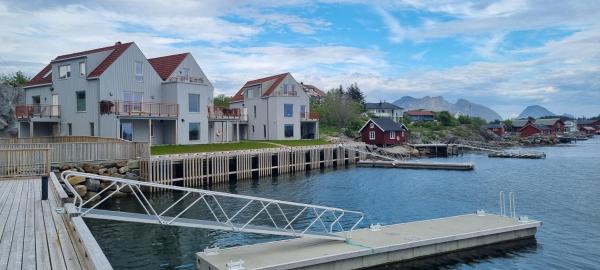 A la foto es mostra l'objecte Two-story apartment with private deck situat a la ciutat de Ballstad.