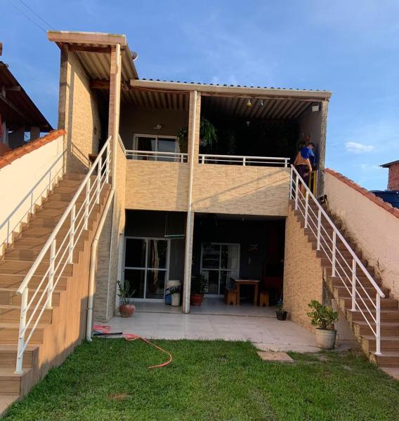 Auf dem Foto ist das Objekt Casa 1 Individual em Bertioga Litoral Norte SP in der Stadt Bertioga zu sehen.