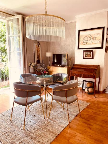 Na zdjęciu widoczny jest obiekt Plein cœur du village olympique położony w mieście Saint-Ouen.