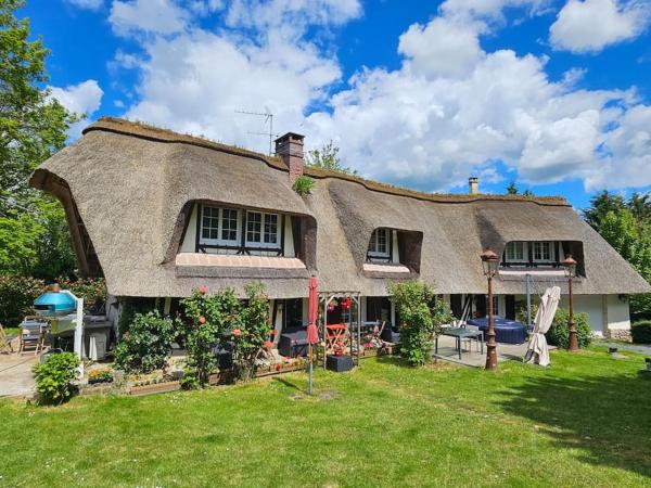 A la foto es mostra l'objecte Belle Chaumière Normande, au pas de la ville d'Honfleur situat a la ciutat de Foulbec.