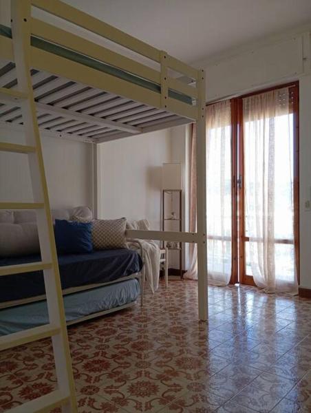 Na zdjęciu widoczny jest obiekt Domus Onda Marina położony w mieście Diano Marina.