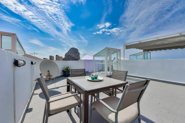 A la foto es mostra l'objecte Villas Guzman - Reyna situat a la ciutat de Calp.