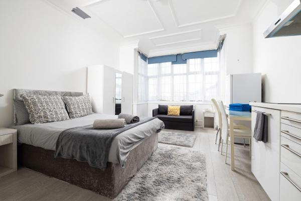 Bright Studio On Golders Green Road - London, UK