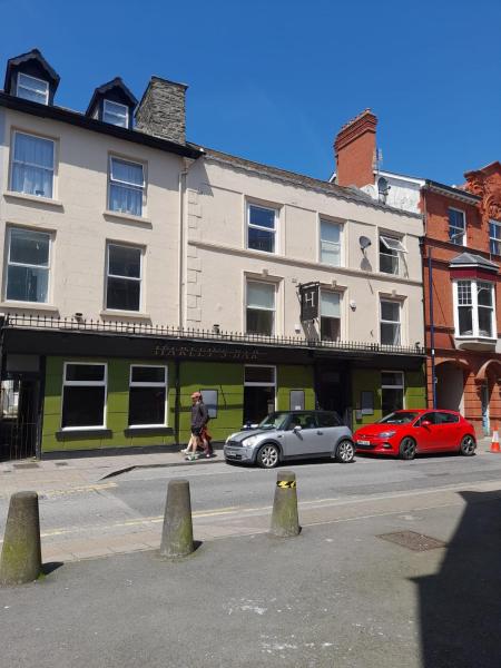 照片显示了位于Aberystwyth市的Harley's物件。