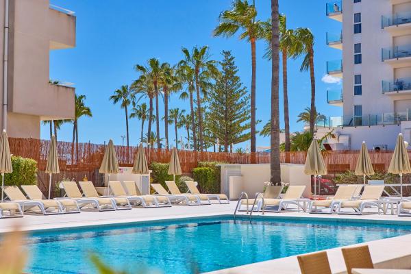 A la foto es mostra l'objecte Universal Hotel Bikini situat a la ciutat de Cala Millor.
