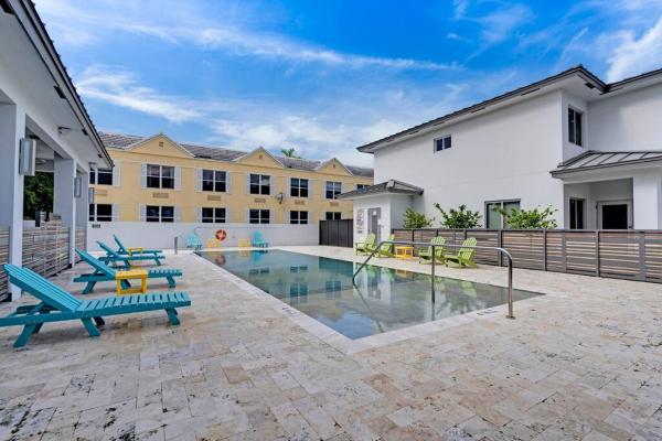 Na fotografii je vidět objekt Biscayne Park Villas 15450 nacházející se ve městě Biscayne Gardens.