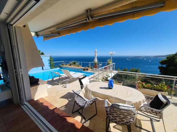 Nella foto è visibile l'oggetto Eze sur mer - vue Saint Jean Cap Ferrat situato nella città di Eza.