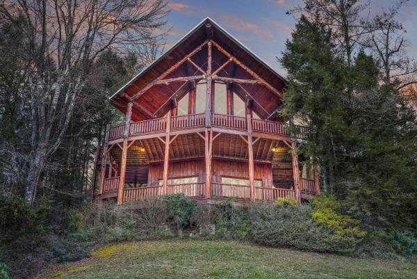 A la foto es mostra l'objecte Waters Edge Lodge an Incredible dog friendly cabin that is perfect for family gatherings situat a la ciutat de Sevierville.