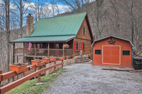 A la foto es mostra l'objecte Welcome to Bearfeet Retreat a pristine cabin in a quiet corner in the heart of Wears Valley situat a la ciutat de Sevierville.