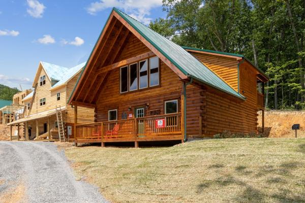 The 3 Bears Is A Newly Built 3 Bedroom Cabin Only 3 Minutes From The Parkway! - Pigeon Forge, TN