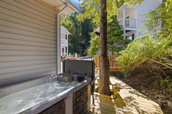 Little Bear Cottage Is Located Only A Half-mile Away From Downtown Gatlinburg! - Gatlinburg, TN