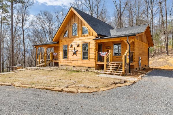 A la foto es mostra l'objecte Campfires and Cornbread is a 2 bedroom cabin with loft and loaded amenities! situat a la ciutat de Sevierville.