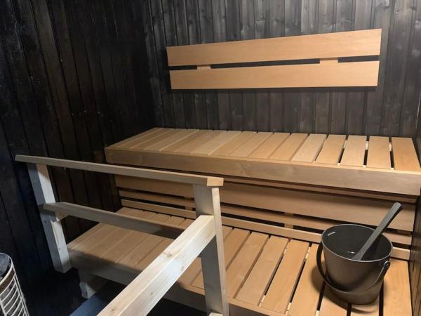 Late, Duplex house apartment for 7 near Meyer gate, Turku
