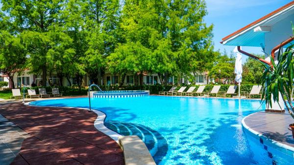 The photo shows the Steaua Apelor Family Resort located in the city of Pardina.