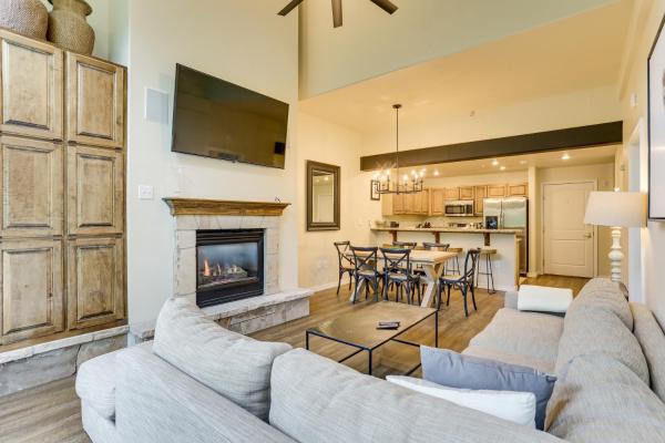 A la foto es mostra l'objecte Walk to Lift Arrowhead Ski Condo with Pool Access! situat a la ciutat de Edwards.