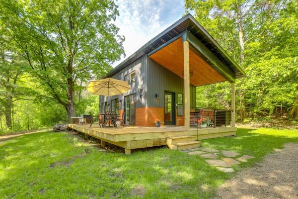 照片显示了位于Hersey市的Modern Hersey Tiny Home with Private Hot Tub!物件。