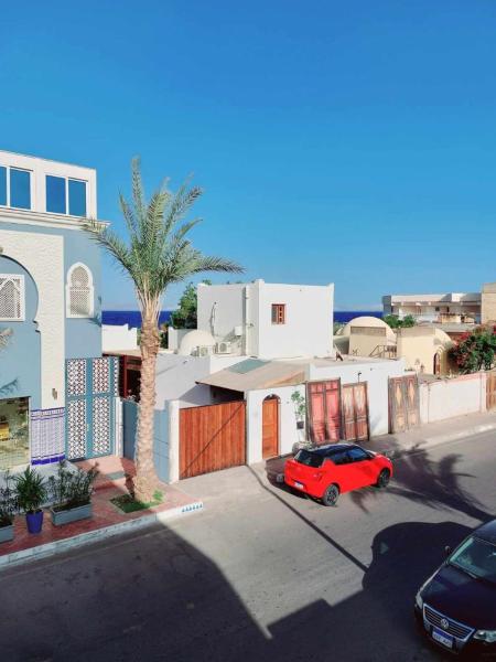 A la foto es mostra l'objecte Azure Haven Studio situat a la ciutat de Dahab.