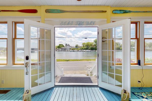 A la foto es mostra l'objecte Waterside Beach House situat a la ciutat de Onset.