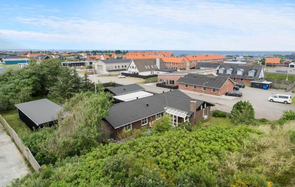 A la foto es mostra l'objecte Amazing Home In Hvide Sande With Wifi situat a la ciutat de Hvide Sande.