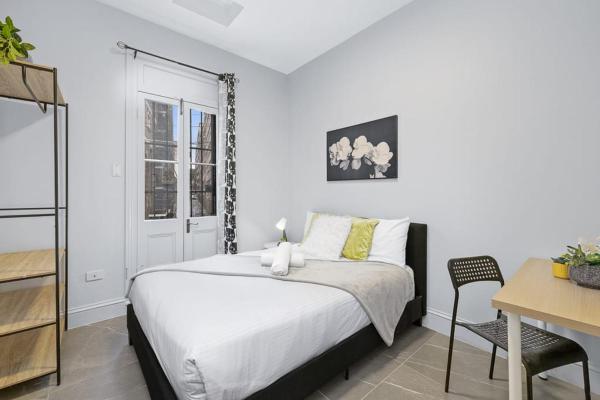 A la foto es mostra l'objecte Prime Double Room - AC - Seconds to Central CBD - Near UTS& USYD& Darling Harbour& High Rated Restaurants - Shared Bathroom situat a la ciutat de Sydney.