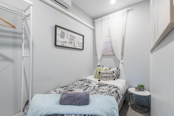 A la foto es mostra l'objecte Modern Single Room - AC - 1Min Walk to Central- Close to Darling Harbour Chinatown CBD - Shared Bathroom situat a la ciutat de Sydney.
