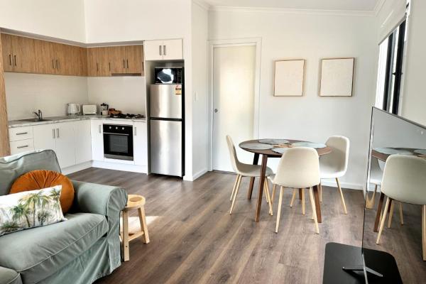 The photo shows the Cabin Retreat 1 Bedroom, 1 Bathroom located in the city of Blewitts Springs.