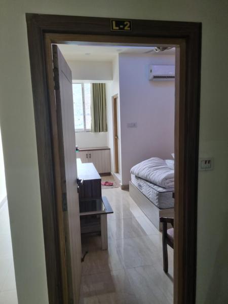 Na fotografii je vidět objekt Hill side hotel nacházející se ve městě Chutwāpīpal.