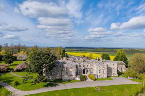 På bildet vises objektet Hazlewood Castle & Spa som ligger i byen Bramham.