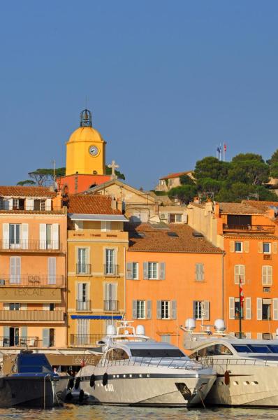 La photo montre l'objet A 2 minutes du port situé dans la ville de Saint-Tropez.