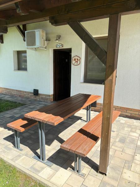 Na zdjęciu widoczny jest obiekt Turul Apartmanok Enying-Balatonbozsok położony w mieście Lepsény.